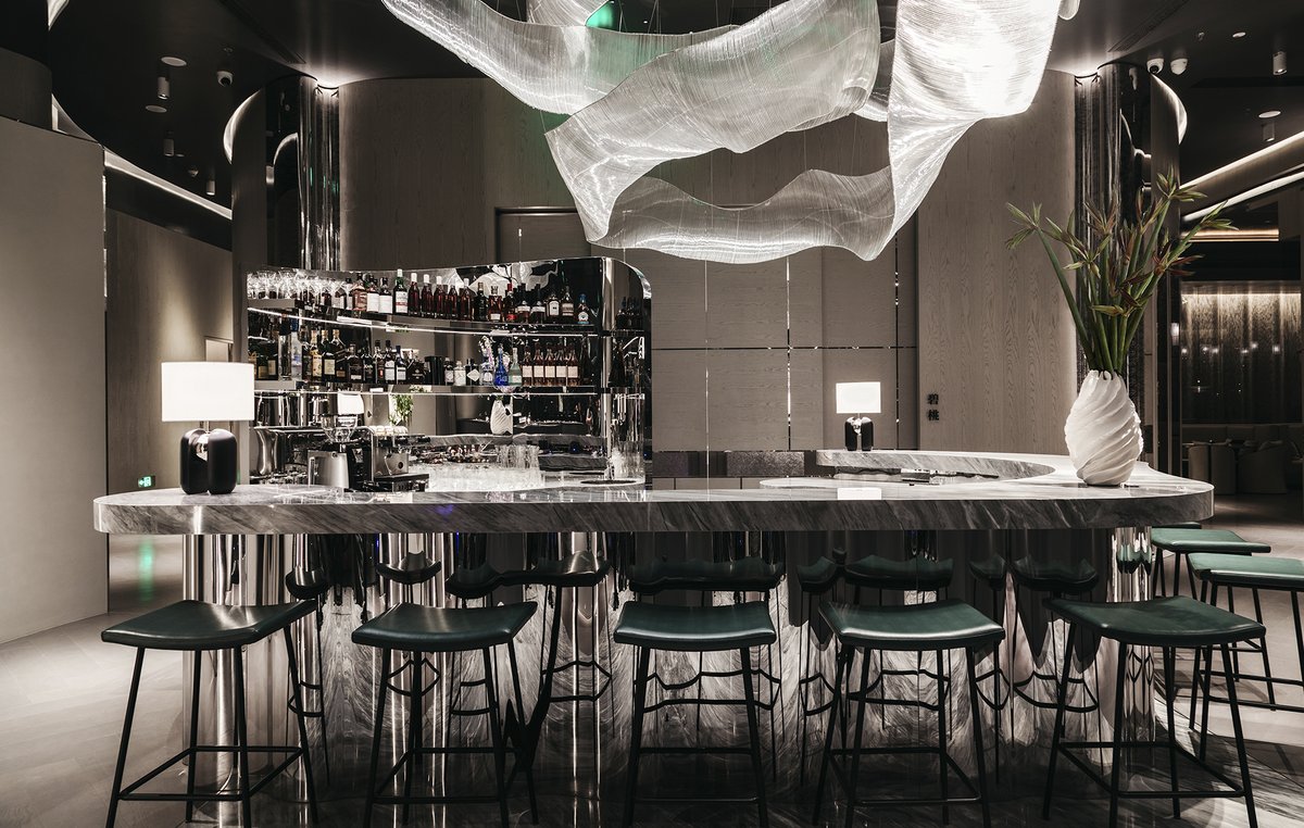 kellyhoppen's tweet image. Designing the bar for Mansion Cuisine, Beijing was amazing. It all began with the client&apos;s vision for incredible lighting that moves around the space above, creating shadows and reflections at night.

#ArchitecturalDesign #HighEndDesign #SculpturalDesign #LuxuryInteriors