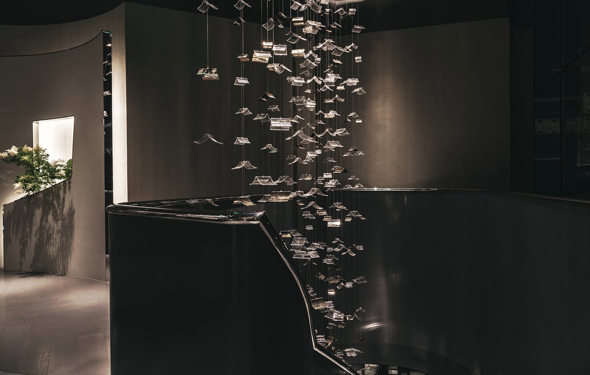 kellyhoppen's tweet image. Designing the bar for Mansion Cuisine, Beijing was amazing. It all began with the client&apos;s vision for incredible lighting that moves around the space above, creating shadows and reflections at night.

#ArchitecturalDesign #HighEndDesign #SculpturalDesign #LuxuryInteriors