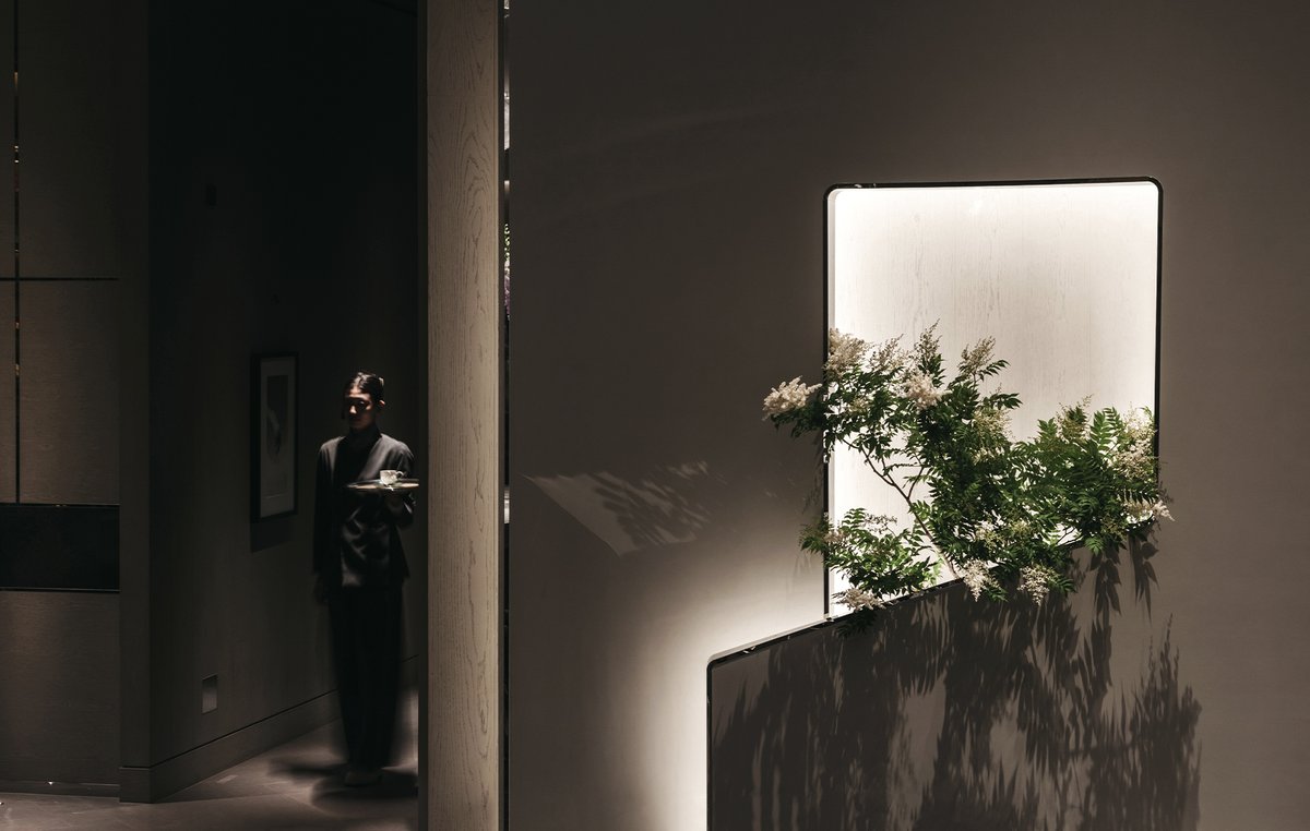 kellyhoppen's tweet image. Designing the bar for Mansion Cuisine, Beijing was amazing. It all began with the client&apos;s vision for incredible lighting that moves around the space above, creating shadows and reflections at night.

#ArchitecturalDesign #HighEndDesign #SculpturalDesign #LuxuryInteriors