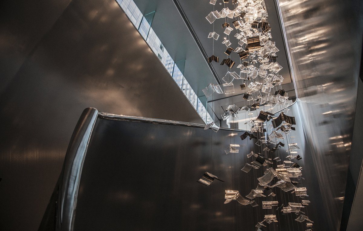 kellyhoppen's tweet image. Designing the bar for Mansion Cuisine, Beijing was amazing. It all began with the client&apos;s vision for incredible lighting that moves around the space above, creating shadows and reflections at night.

#ArchitecturalDesign #HighEndDesign #SculpturalDesign #LuxuryInteriors