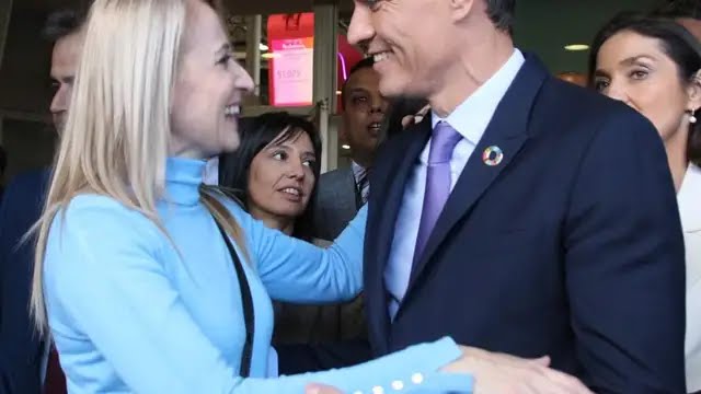 Aquí la tenéis ,, Mariola Guevara Cava ,, delegada del Gobierno Central de Sánchez en Murcia ,, fue quien tocó el silbato para las cargas con pelotas de goma contra estudiantes menores de edad en Murcia 
🤦🔽