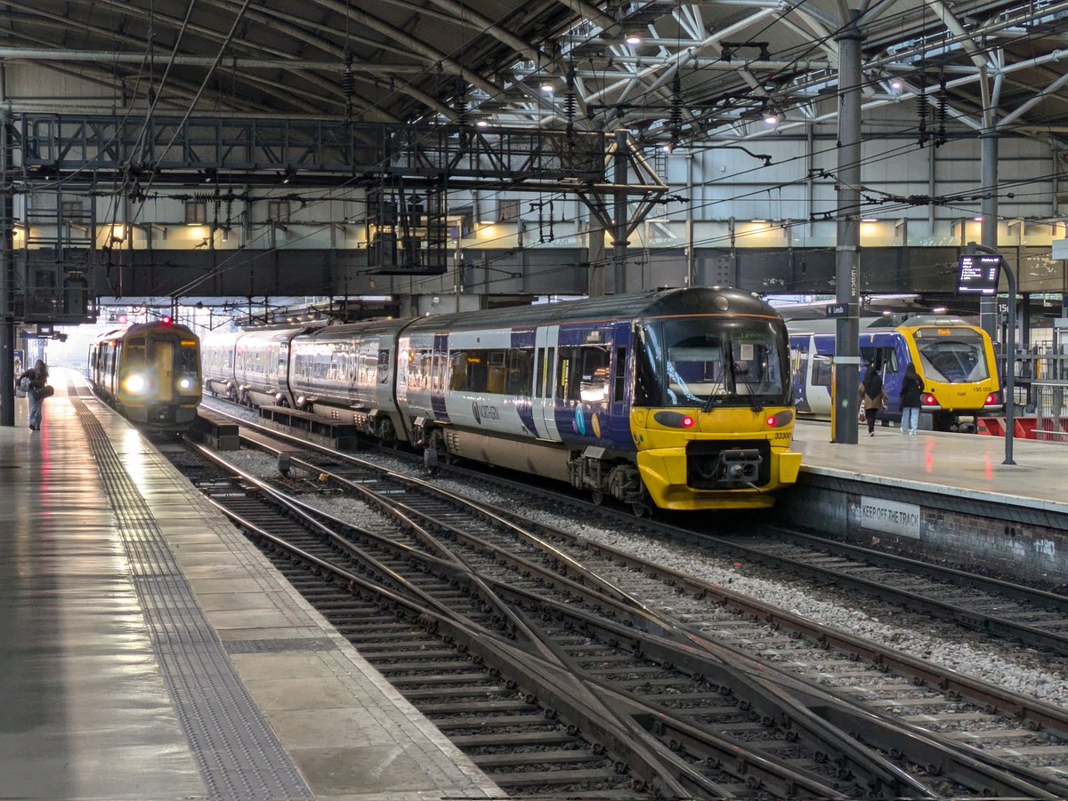 SteelCityDog_'s tweet image. 158786, 333001 and 195009 all lined up at the back end of Leeds station waiting to head out on their respective trains. @northernassist #class158 #class333 #class195