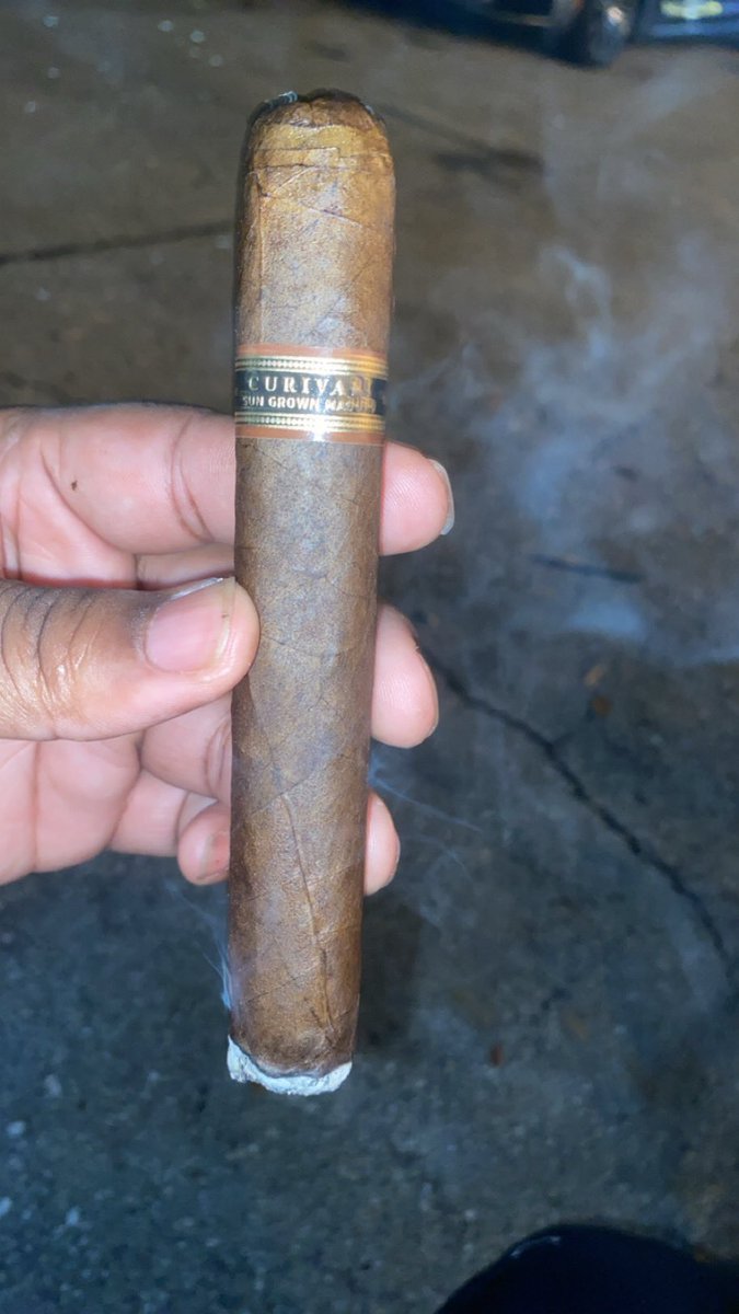 bigshotholdup2's tweet photo. A nice Friday night after work smoke 💨 what y’all having?? #pssita #JustSmokeIt #Curivari https://t.co/FHG2SJ8EWx