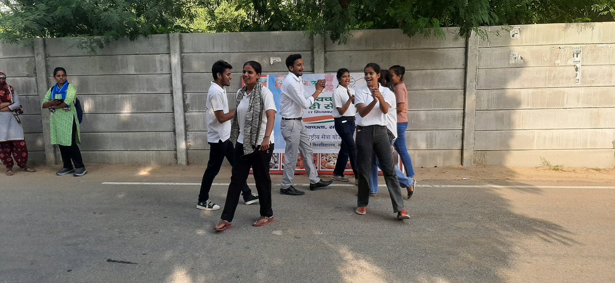 igu_nss's tweet photo. Nss वॉलिंटियर्स के द्वारा स्वच्छता की सेवा के अंतर्गत एक नुक्कड़ नाटक किया गया और सफाई अभियान चलाया गया नुक्कड़ नाटक आसपास के सभी गांव में किया था जिससे कि लोगों में सफाई के प्रति जागरूकता रहे।( NSS VOLUNTEERS IGU MEERPUR)
@_NSSIndia @NssrdD @HaryanaNss @StateNSScellCHD @IguNssU4 https://t.co/9vyvxI1OkU