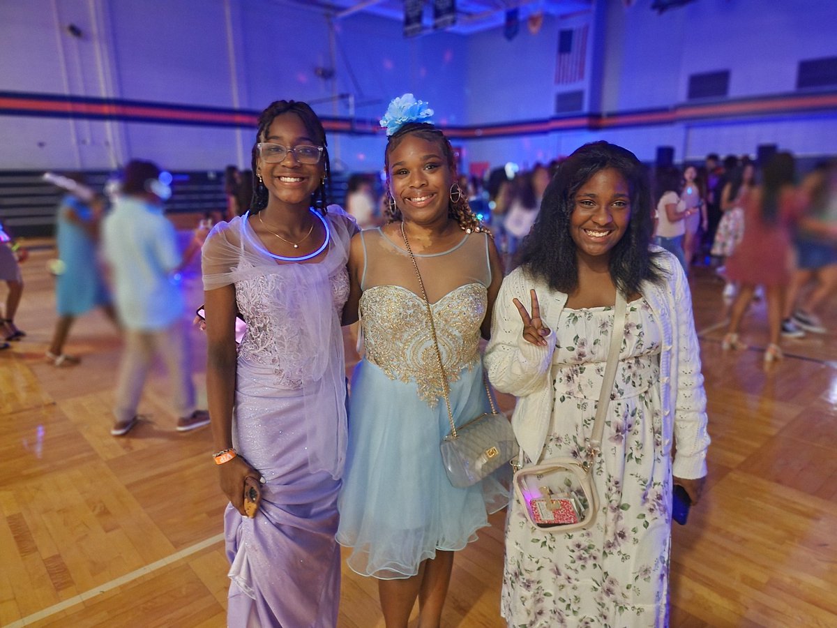 MsTeacherWorld's tweet image. Our SMS students lit up the Homecoming Dance with an epic glow theme! 🌟 The outfits were on point, and the energy was unbeatable. What an awesome way to finish the first 9 weeks! #GlowVibes #HomecomingFun #SMSShinesBright @HumbleISD_SMS @HumbleISD
