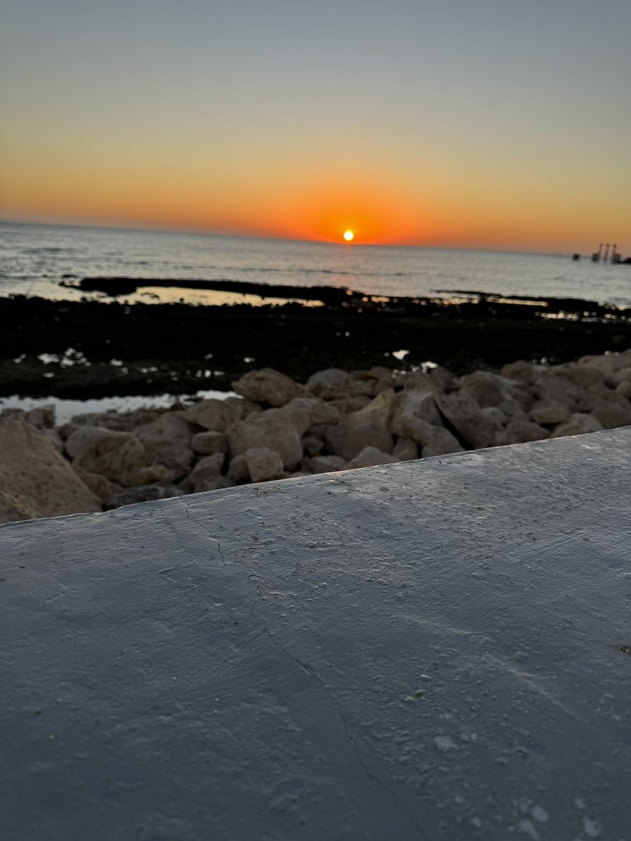 صباح الخير 

كثير ما أسأل عن حبي وعشقي للبحر 

فأرد على هذه التساؤلات بأن البحر بالنسبة لي كالصديق الوفي والذي كلما جلست معه زال همي وأنشرح صدري وإذا غادرته يهزمني الشوق إليه فأعود له مرة أخرى 
.
.