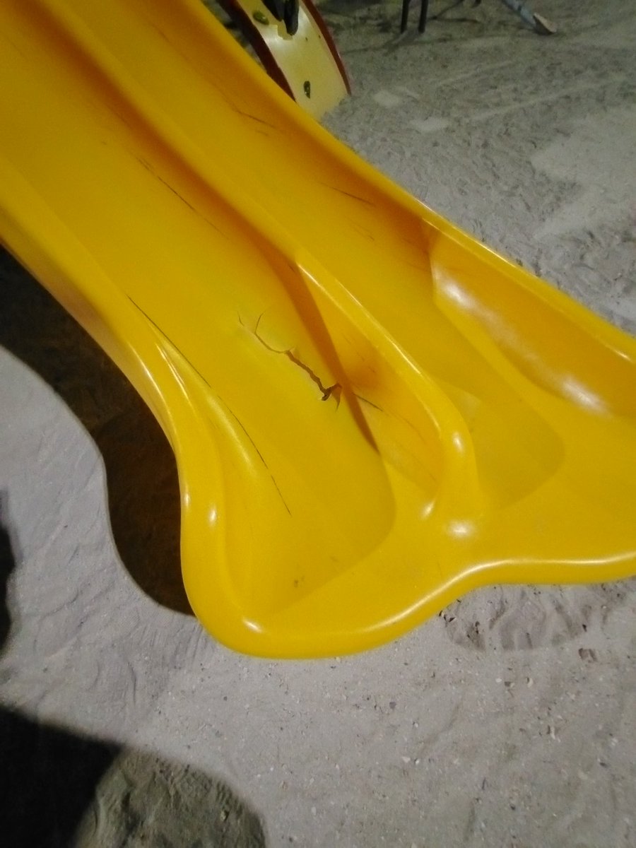 davxo's tweet photo. @HXVIIAyto_LaPaz @quirogamilena_ 
Podran hacer algo por los juegos que estan en el malecon, ya se encuentran en muy mal estado e incluso peligrosos para los niños https://t.co/4isKnSmBsi