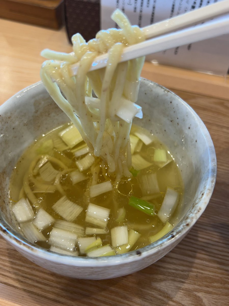 beer_usi's tweet photo. HONJO NOODLE HOUSE
https://t.co/HupRupI9wv
特製昆布水つけ麺塩大盛(1430円➕180円)
しっかり締められて、腰のある麺はそのまま啜っても、卓上の藻塩を掛けてもウマイ。
ただ、大盛だと昆布水が少なくスープ割りにするには足りないかと思いましたが、つけ汁自体あまり残らなかったσ(^_^;) https://t.co/y2hHtXXVYX
