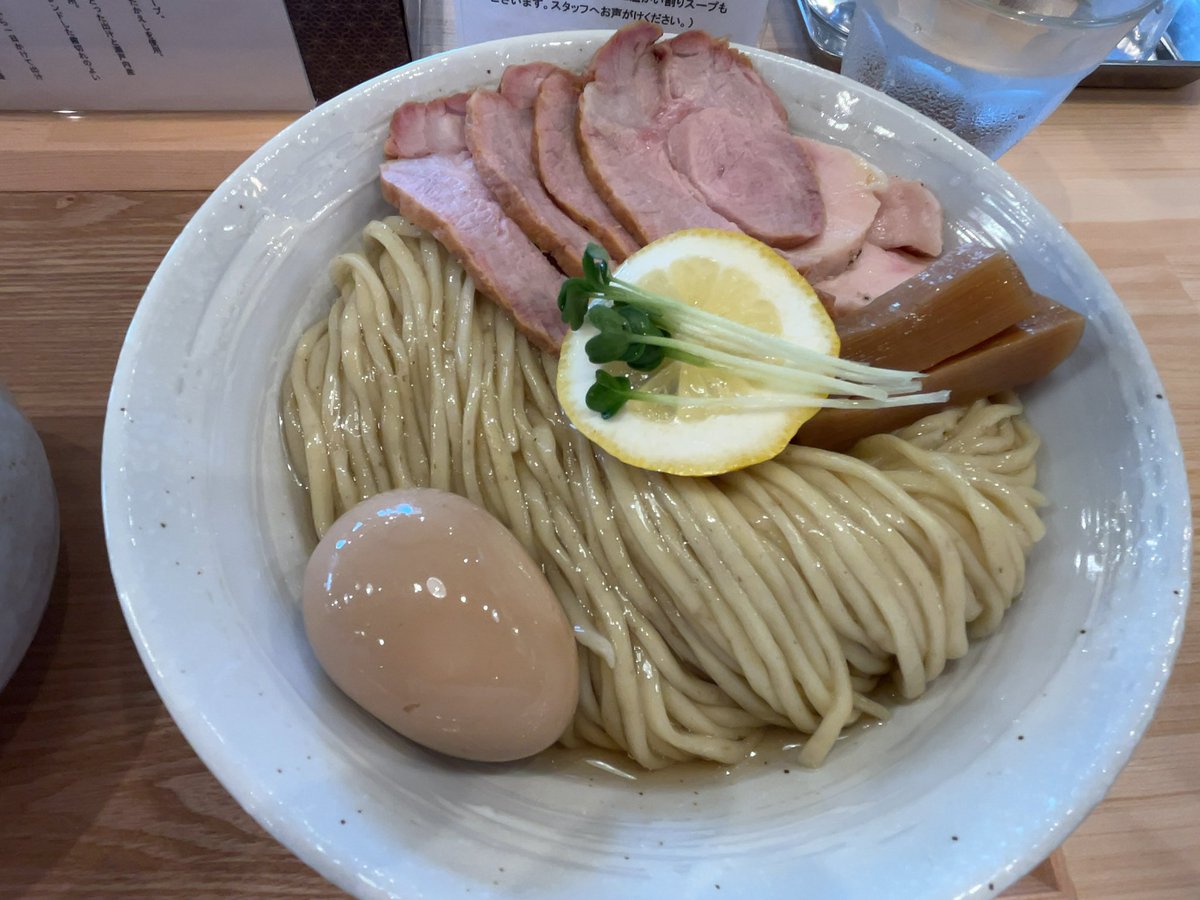 beer_usi's tweet photo. HONJO NOODLE HOUSE
https://t.co/HupRupI9wv
特製昆布水つけ麺塩大盛(1430円➕180円)
しっかり締められて、腰のある麺はそのまま啜っても、卓上の藻塩を掛けてもウマイ。
ただ、大盛だと昆布水が少なくスープ割りにするには足りないかと思いましたが、つけ汁自体あまり残らなかったσ(^_^;) https://t.co/y2hHtXXVYX