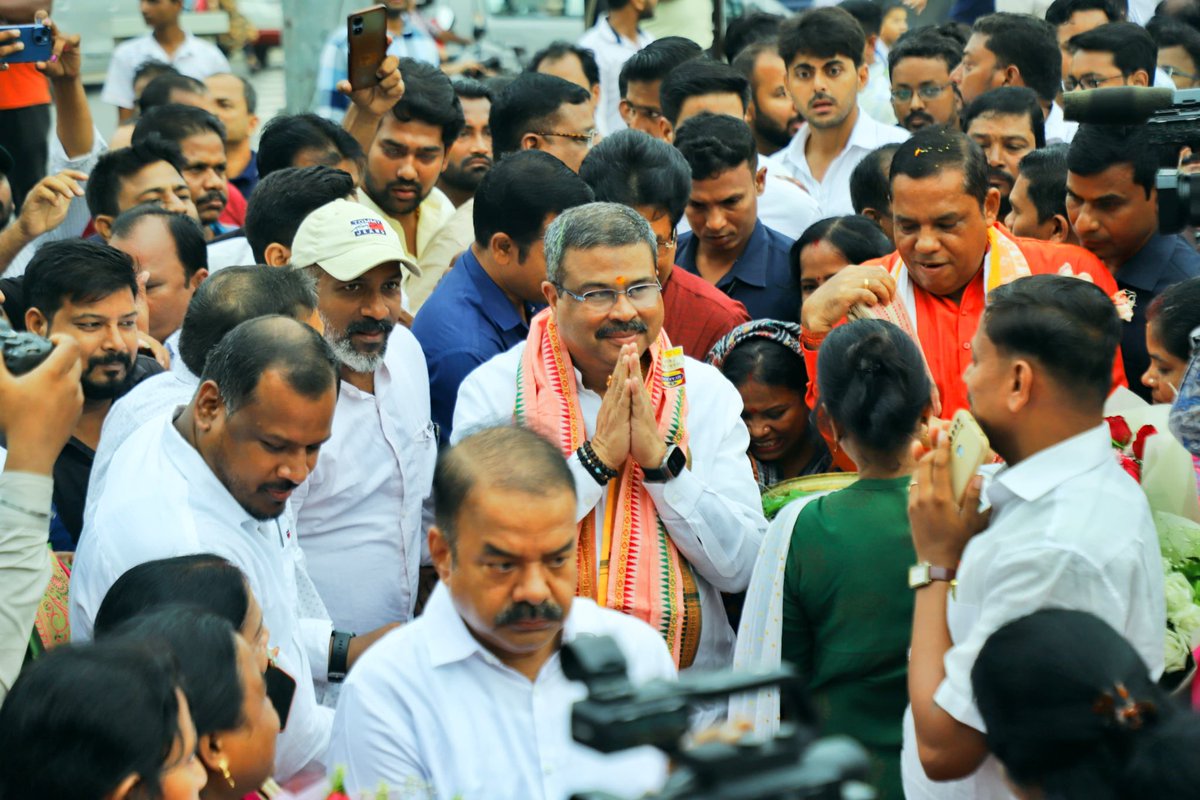 ଓଡ଼ିଶାର ସୁପୁତ୍ର, ସ୍ୱାଧୀନତା ସଂଗ୍ରାମୀ ତଥା ଦେଶର ସର୍ବକନିଷ୍ଠ ଶହୀଦ ବାଜି ରାଉତଙ୍କ ଜୟନ୍ତୀ ଅବସରରେ ଭୁବନେଶ୍ୱର ସ୍ଥିତ ତାଙ୍କ ପ୍ରତିମୂର୍ତ୍ତିରେ ଶ୍ରଦ୍ଧାଞ୍ଜଳି ଅର୍ପଣ କଲି । ବାଜି ରାଉତର ଆମ ସମାଜ ଓ ସଭ୍ୟତାର ତ୍ୟାଗ ଏବଂ ସଂଘର୍ଷର ପ୍ରତୀକ । ତାଙ୍କର ବଳିଦାନ ଆମ ସମସ୍ତଙ୍କ ପାଇଁ ପାଥେୟ ହେଉ । ଏହି ବୀର ସନ୍ତାନ ଆମର ଓଡ଼ିଆ ଜାତି