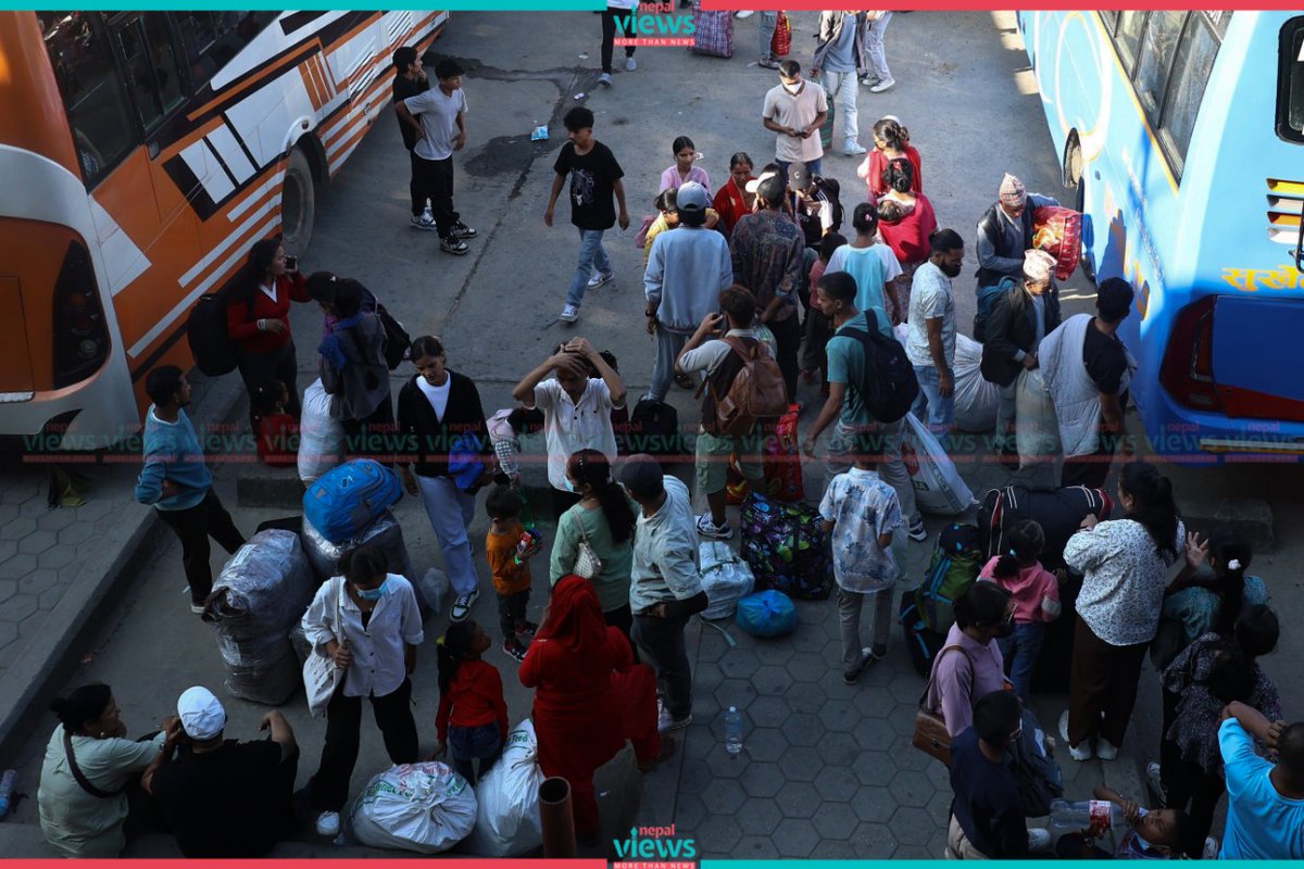 nepalviewsnv's tweet image. दशैं मनाउन घर पुग्न हतारो !

रोजगारी, अध्यययनसँगै विभिन्न प्रयोजनका लागि काठमाडौं उपत्यका आएकाहरूलाई घर पुग्न हतारो छ । ट्राफिक प्रहरीको तथ्याङ्कअनुसार झन्डै २ लाख बाहिरिसकेका छन् । #nepalviews #dashain