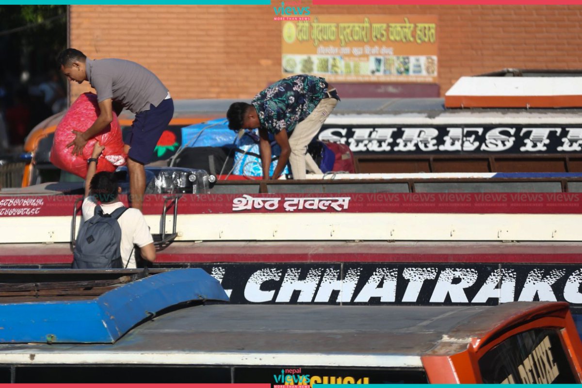 nepalviewsnv's tweet image. दशैं मनाउन घर पुग्न हतारो !

रोजगारी, अध्यययनसँगै विभिन्न प्रयोजनका लागि काठमाडौं उपत्यका आएकाहरूलाई घर पुग्न हतारो छ । ट्राफिक प्रहरीको तथ्याङ्कअनुसार झन्डै २ लाख बाहिरिसकेका छन् । #nepalviews #dashain