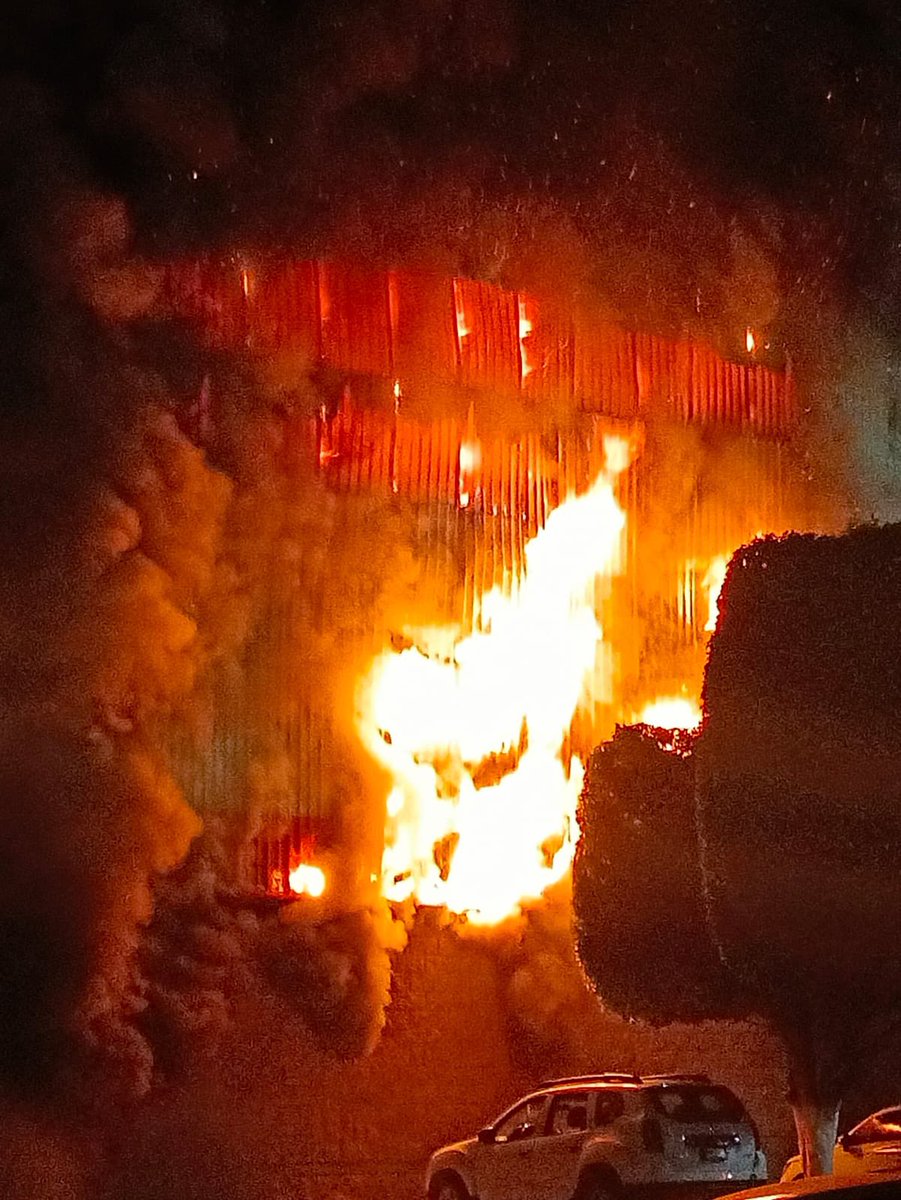 AlexOG_27's tweet photo. @Trafico_ZMG Incendio en City Club cordilleras!!! https://t.co/HeDK9RunBy