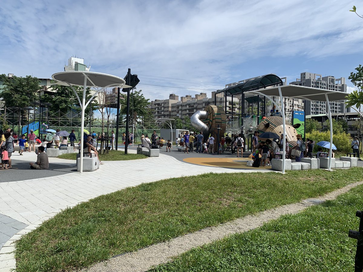 最近很紅的公園
帶小朋友來放電
是否剛好有夫妻也在這邊的可以認識一下哦😊
#親子遊
#台中夫妻