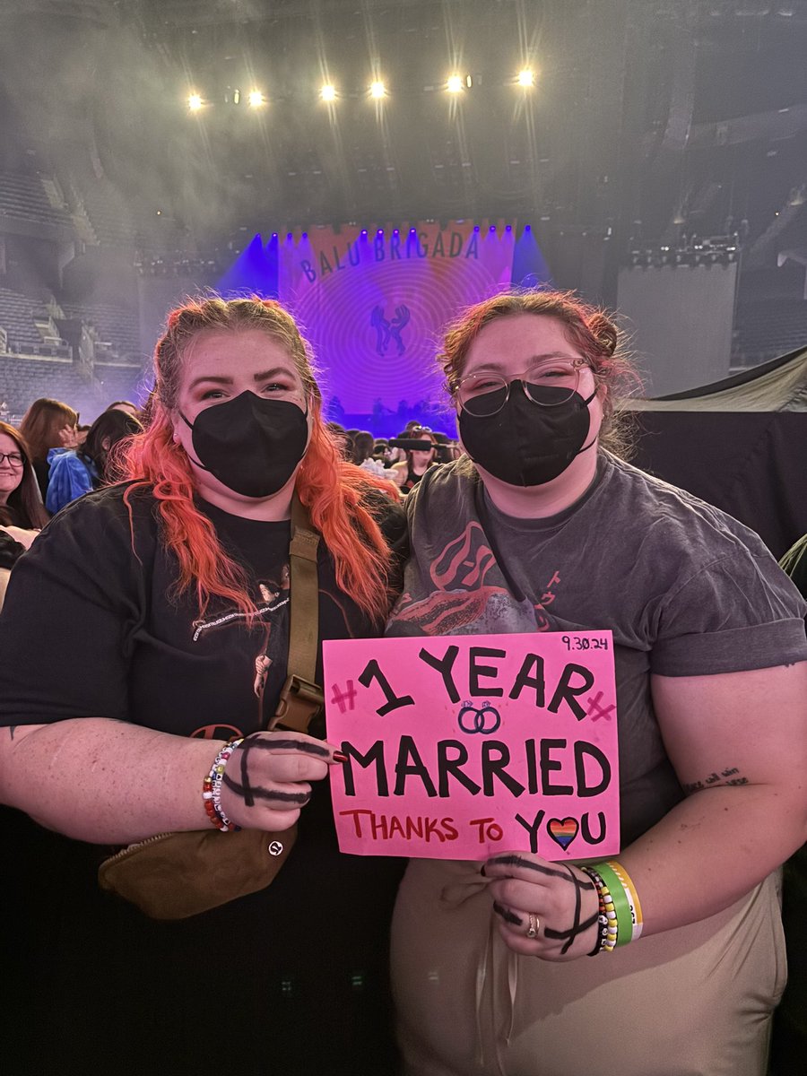 yoursorethumb's tweet photo. OH MY GOD OH MY GOD. GOD. 

HE SMILED AND NODDED DIRECTLY AT US AND OUR SIGN. AT US. AT OUR GAY CLIKKIE LOVE.

HE KNOWS 🏳️‍🌈🦄🌈💛💍 

@tylerrjoseph you don’t know what this means to us https://t.co/3JGdOc4Anx