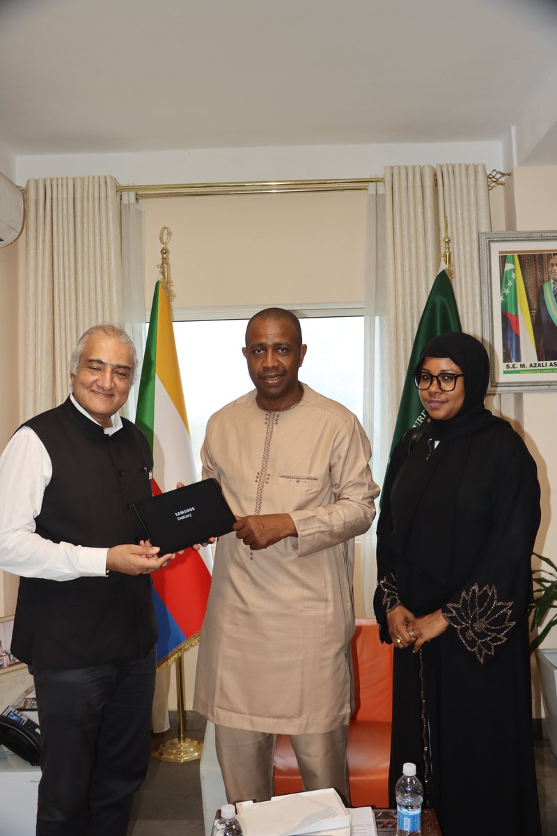 Renforcer la résilience face aux catastrophes : Le PNUD a remis 50 tablettes et 5 ordinateurs à la <a href="/DGSC_Comores/">Sécurité Civile - Comores</a>. Ces équipements soutiendront la collecte de données &amp; les évaluations des besoins pour une meilleure réponse aux catastrophes. #SécuritéCivile #Résilience <a href="/rafeek931/">rafick Abdallah</a>