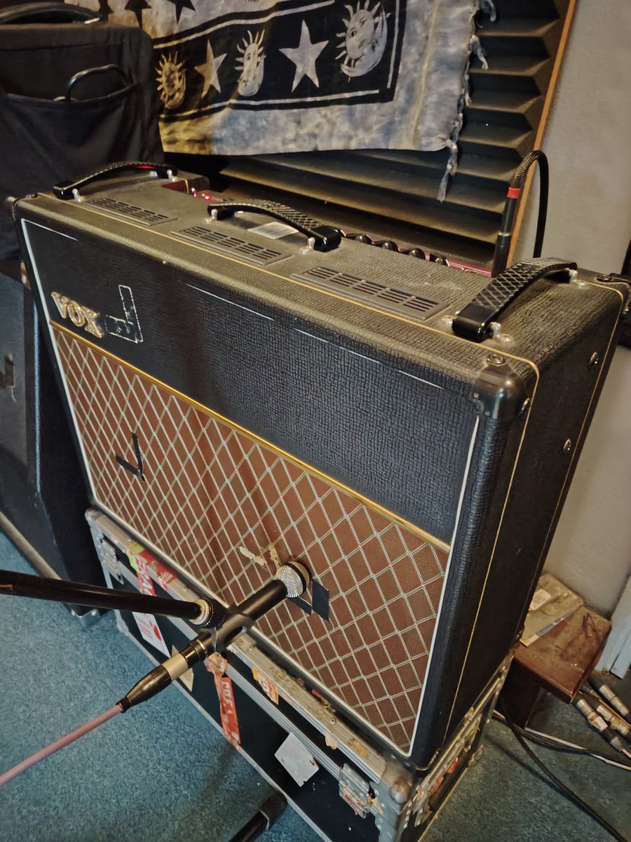 Mixboy2105's tweet photo. Recording lead guitar parts with singer/songwriter Jon James from Sabah. Using some of my favorite guitar gear including a Yamaha AES620 ➡️ Visual Sound H20 ➡️ Maxon OD808 ➡️ Vox AC30C2X ➡️ Beyerdynamic M160

#Studio2105 #DirectAccess #MixStream #recordingstudio #audioengineer https://t.co/lv0R5gmuXV