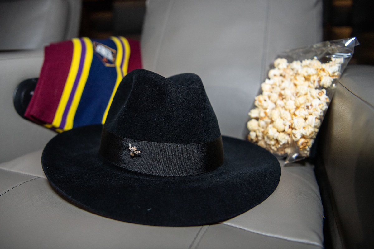 Bowtiedino's tweet photo. Sir Terry Pratchett’s hat, scarf,  a bag of popcorn and a honeybee pin at the Good Omens world premiere🧵 #goodomens https://t.co/gQIaPlQ9rh