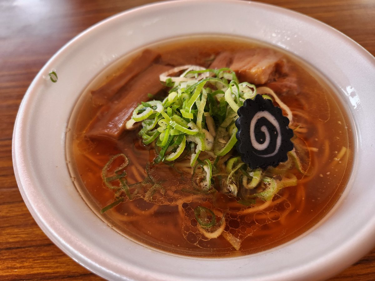 benben2106yanky's tweet photo. 水戸市☆ドラゴンラーメンキッチンカー(100周年KANEKOフェス)♪中華そば♪100周年フェスにお仕事のお付き合いをかねて行って来ました✨🍜あれば食うよ俺だもん(笑)鶏油でコッテリ気味の醤油スープに中細麺🎶極太メンマに柔らかバラチャーシュー黒い🍥🎵入場無料16時までやってるよ～😄✌御馳走様でしたm(_ _)m