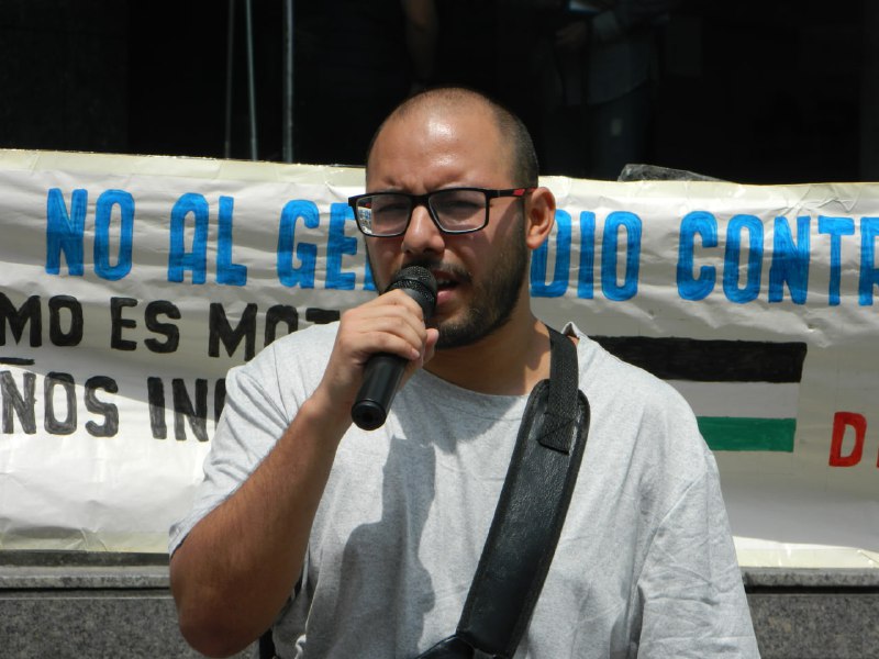 Manuelfilosofia's tweet photo. David González es estudiante de la UCV y miembro del @PSLVenezuela. Fue detenido el 29 de septiembre tras una discusión con un policía. Se le acusa de "instigación al odio". Su detención ocurre en el marco de este estado de excepción de facto.
¡Libertad para David! https://t.co/IT5wd5vwNS