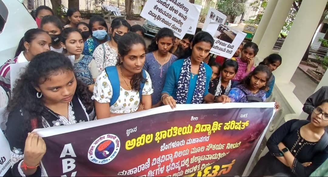 ಅಖಿಲ ಭಾರತೀಯ ವಿದ್ಯಾರ್ಥಿ ಪರಿಷತ್ ಬೆಂಗಳೂರು ಮಹಾನಗರದ ವತಿಯಿಂದ ಮಹಾರಾಣಿ ವಿಶ್ವವಿದ್ಯಾನಿಲಯವು ತರಗತಿಗಳಿಗೆ ಮೂಲ ಸೌಕರ್ಯವನ್ನು ನೀಡದೆ ವಿದ್ಯಾರ್ಥಿಗಳ ಭವಿಷ್ಯದಲ್ಲಿ ಚೆಲ್ಲಾಟವಾಡುತ್ತಿರುವ ವಿಶ್ವವಿದ್ಯಾಲಯ ಆಡಳಿತ ವಿಭಾಗದ ವಿರುದ್ದ ಪ್ರತಿಭಟನೆ ಮಾಡಲಾಯಿತು.
#ABVPForEducation
#ABVPForStudents