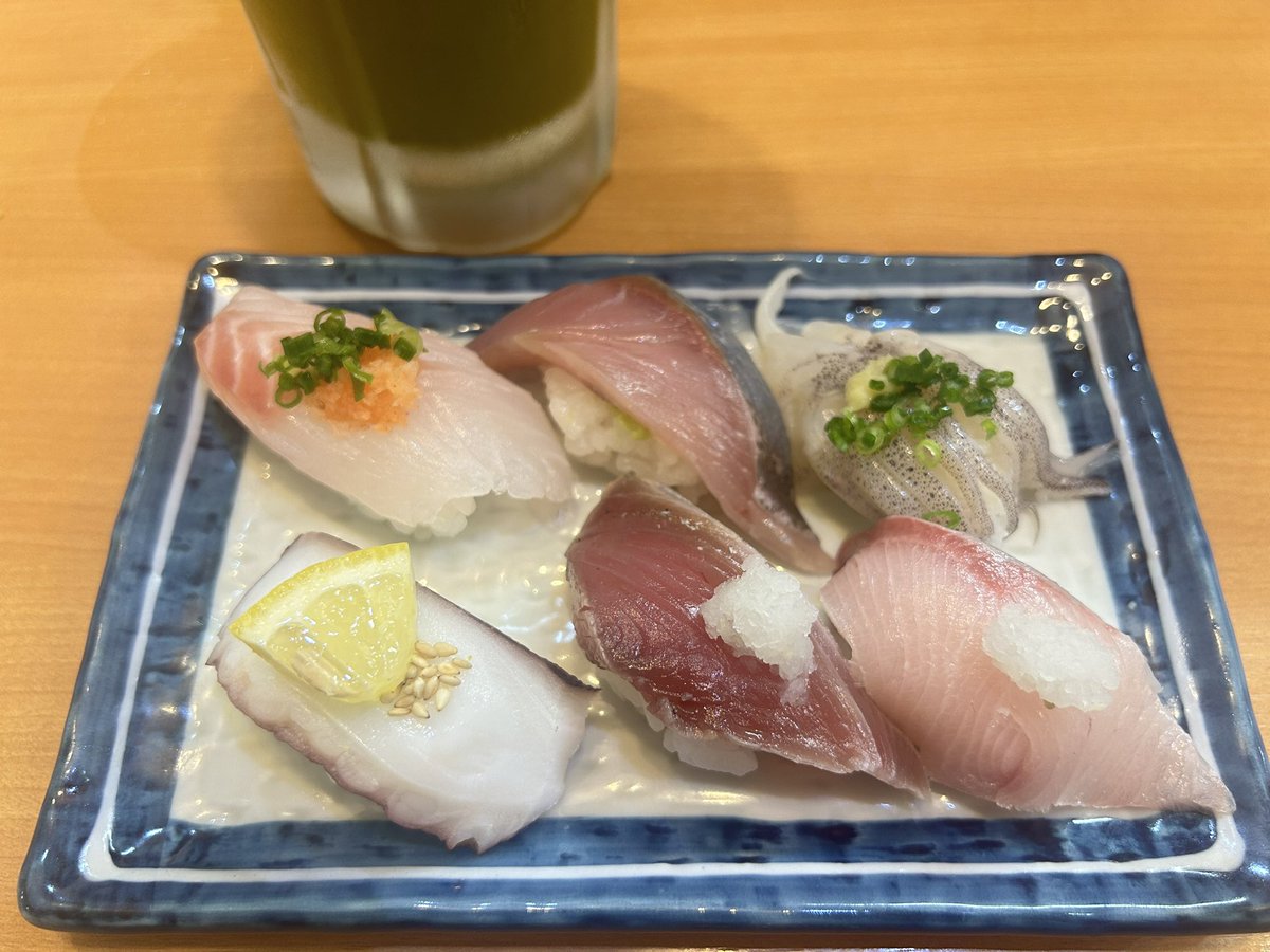 maaako_kon's tweet photo. 2日で12人とお話しした。
今日のんは年齢層は良かった���ど
昨日の方が人間的には良かったかなぁ。
今日無理すぎて誰にも○せずに帰ってきた🥲
疲れたのでとりあえず立ち飲みでお寿司🍣 https://t.co/RWpYNJPlH0