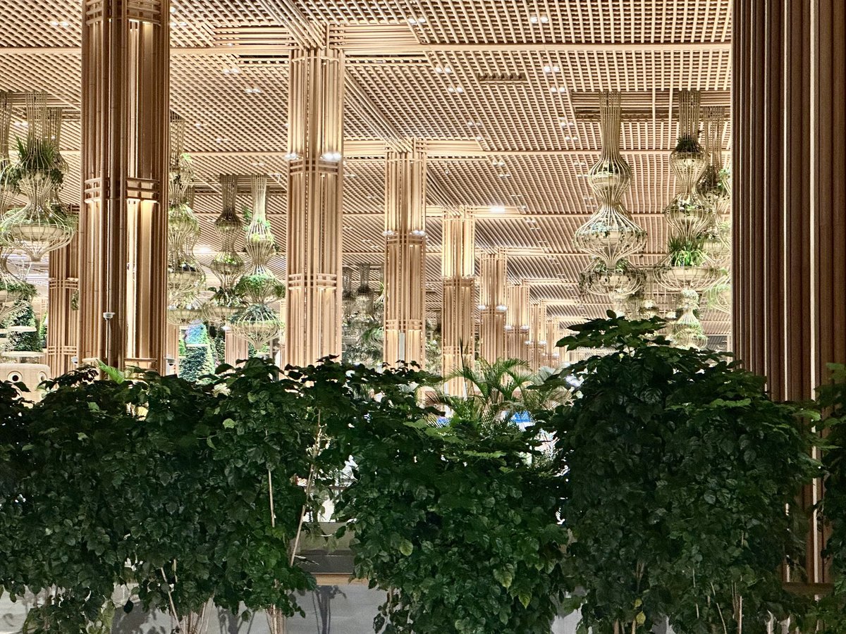 rameshsrivats's tweet image. What a transformation Bangalore has gone through in 20 years!
From a garden city with a concrete airport to a concrete city with a garden airport.