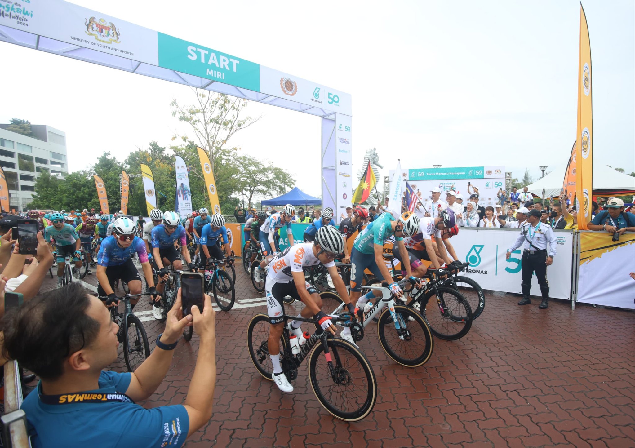 La partenza della settima tappa sotto la pioggia © Tour de Langkawi