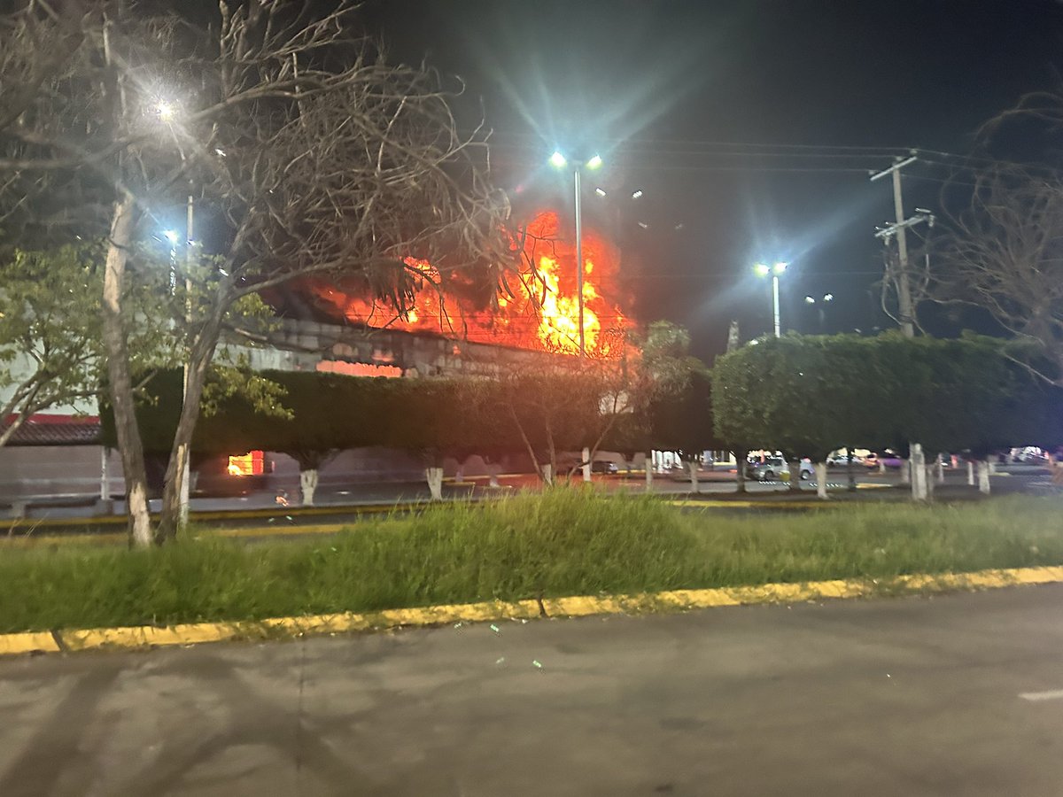 JohanListados's tweet photo. ⚡| FLASH: SE INCENDIA EL CITY CLUB CORDILLERAS EN ZAPOPAN JALISCO https://t.co/cH8Qa1tkyg
