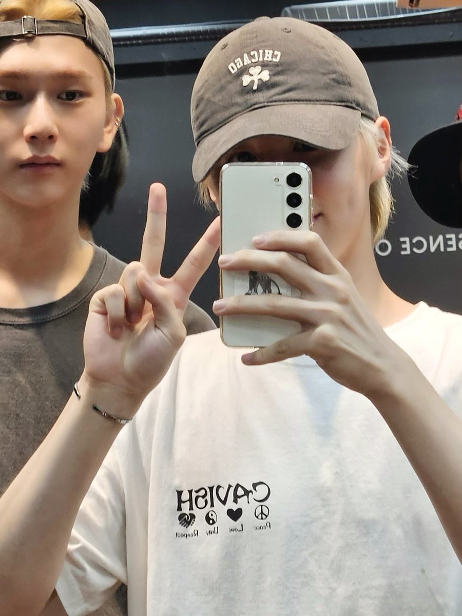 by_EPEX's tweet photo. 현우 형! 올해도 생일축하하고 2집 활동도 재밌게하고 
밥도 많이먹자!🥳🥳 그리고 우리 내년안에 꼭 여행도 가자! 형들이랑 하고 싶은 것 해내고 싶은 것 앞으로도많은데 하나씩 하나씩 해나가자 알러뷰다 현우형❤️❤️

#EPEX #이펙스 #YEWANG #예왕
#1005해피백뜽이데이
#LoveYou100Seung https://t.co/tYHLsYr4f7