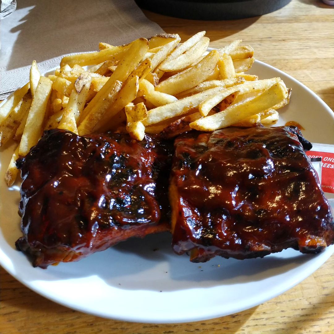 GirliesBiteBack's tweet photo. Sinking my teeth into this half rack of Applebee's double glazed baby back ribs! 🤤 Slow-cooked to perfection and smothered in your choice of Honey BBQ 🔥🍖 Paired with classic fries for the ultimate comfort meal. 🍟✨
 
#Applebees #BabyBackRibs #RibLovers #Foodie #ComfortFood https://t.co/ja98Q2kUnj