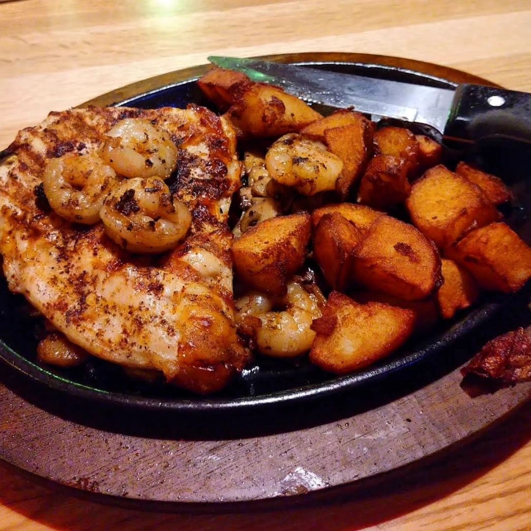 GirliesBiteBack's tweet photo. Craving a taste of the Bayou? The Bourbon Street Chicken &amp; Shrimp from Applebee's is where it’s at! Juicy Cajun-seasoned chicken 🍗 and blackened shrimp 🦐  And let’s not forget those creamy garlic mashed potatoes that complete this flavor-packed dish! 🥔

#Applebees #BourbonSt https://t.co/XAG02oG1ZW