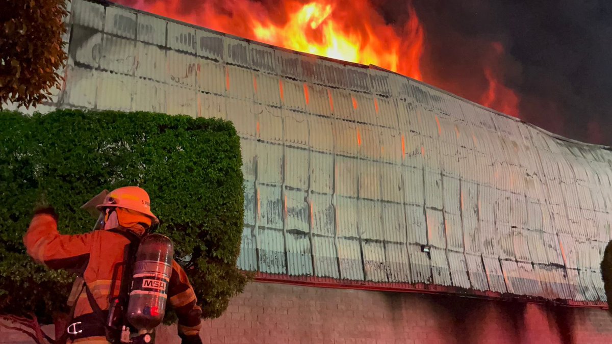 PCJalisco's tweet photo. #AlMomento 🚨 En coordinación con bomberos metropolitanos atendemos un #incendio en un supermercado en la Av Clouthier, en Zapopan.

Solicitamos a la ciudadanía evitar la zona y ceder el paso a los vehículos de emergencia. 🚒 https://t.co/YsAqOvGgk6