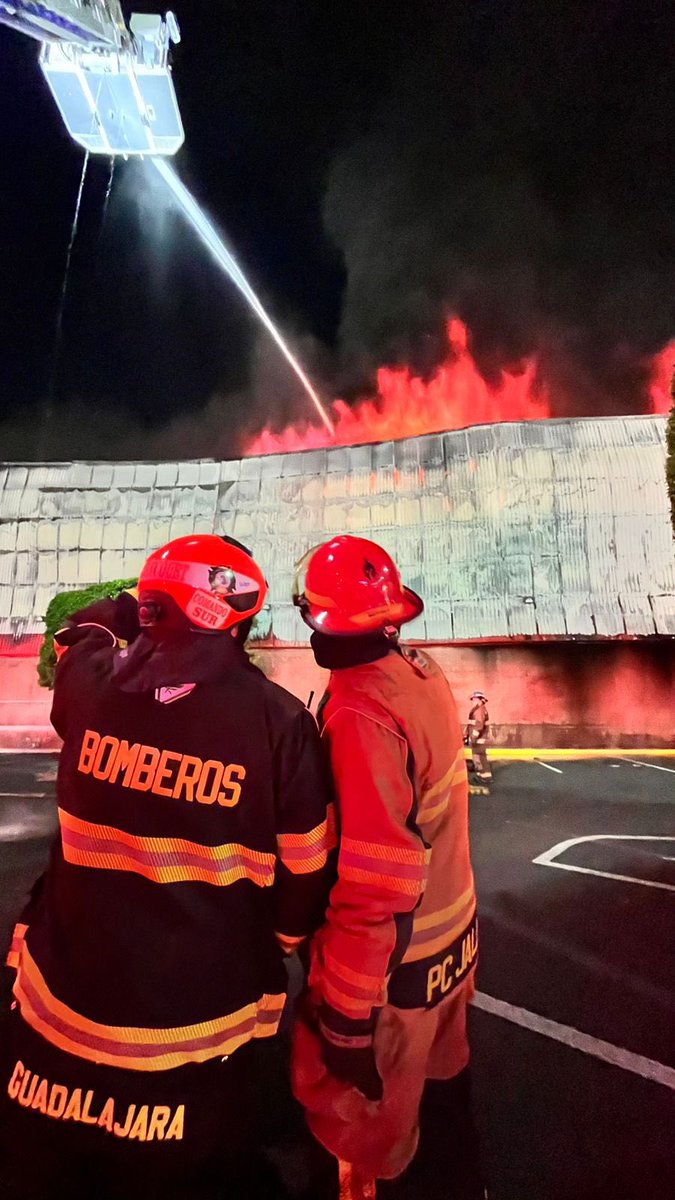 PCJalisco's tweet photo. #AlMomento 🚨 En coordinación con bomberos metropolitanos atendemos un #incendio en un supermercado en la Av Clouthier, en Zapopan.

Solicitamos a la ciudadanía evitar la zona y ceder el paso a los vehículos de emergencia. 🚒 https://t.co/YsAqOvGgk6