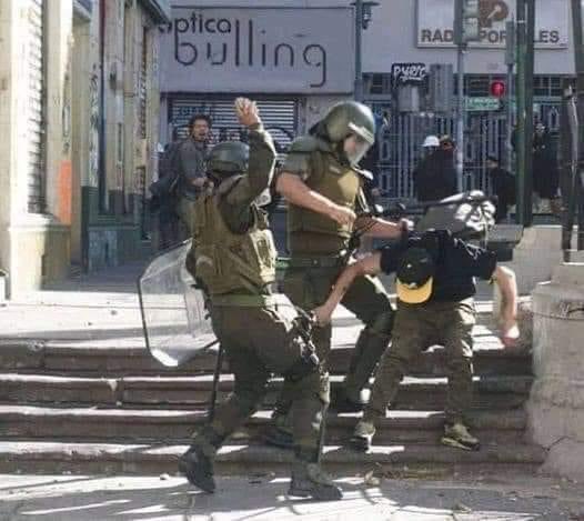 p4purrip0p's tweet photo. Un policía Chileno golpeando a un estudiante chileno con una piedra, esta práctica de la policía se utiliza para atribuir las lesiones a pedradas de los mismos manifestantes. https://t.co/AKu5k4qgHl