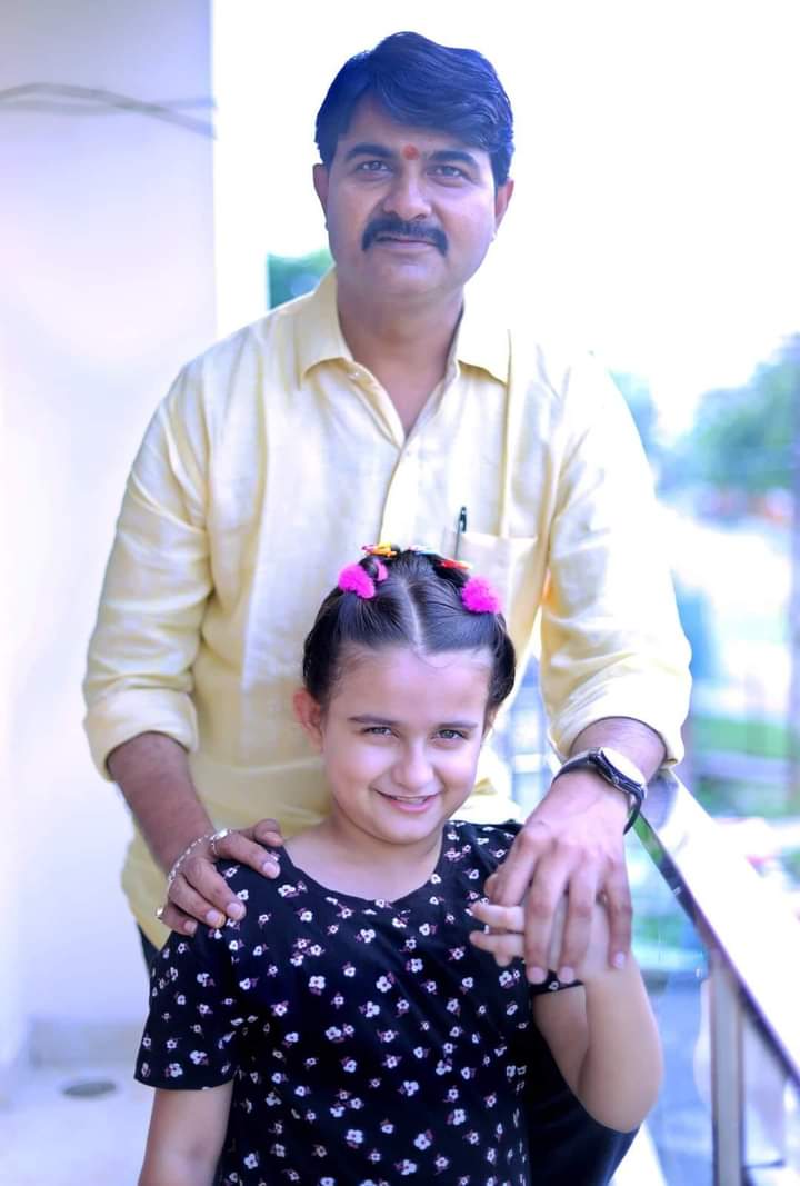 DeepuSanga's tweet photo. हमारी प्यारी भतीजी #Divisha beta को जन्मदिन की हार्दिक शुभकामनाएं एवं बधाई मां पीतांबरा बाबा खाटू जी महाराज का आशीर्वाद पूरे परिवार पर सदैव बना रहे 🎂🎂🎂🎂 @awasthijsk @INCVikasAwasthi https://t.co/zVd1RalAyt