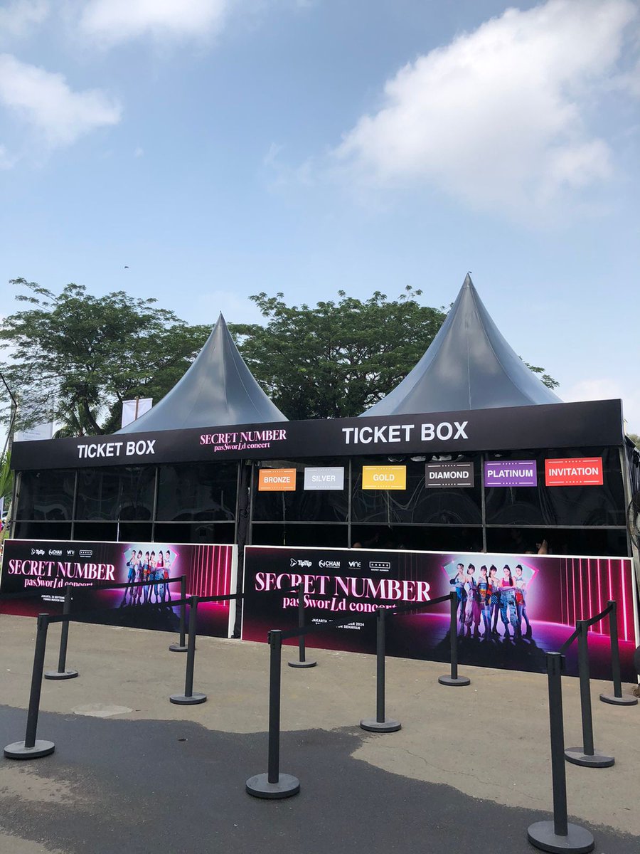 sdh seminggu yaa, tepat seminggu lalu jam segini nongkrong dibawah pohon bergelut dengan banyaknya tiket giveaway, keren banget semua usaha LOCKEY, bbrp jam setelah foto ini, venue penuh. 🥲🤩 <a href="/5ecretNumber/">SECRET NUMBER (시크릿넘버)</a>