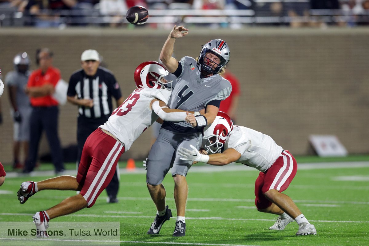 mikesimonsphoto's tweet photo. Owasso routs Union 48-14 on the road https://t.co/6j3b5xGLLI #okpreps #owasso #rampride #unionredhawks https://t.co/j4pI6j0Rsr