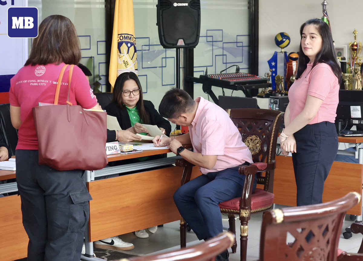 Reelectionist Congressman Roman Romulo, accompanied by his wife Shalani, officially filed his certificate of candidacy for the upcoming 2025 elections at the Comelec-NCR in San Juan City on Saturday, October 5.

Romulo, who has served several terms as a congressman in the lone