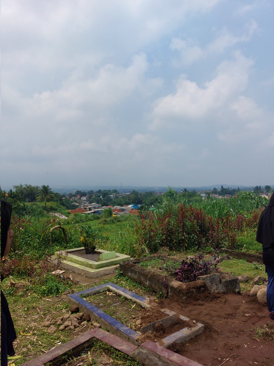 ATEEZ, aku anter kakekku ke peristirahatan terakhirnya dulu yaa. Maaf kalau nanti pas nonton perform kalian mataku masih sembab. 🤍