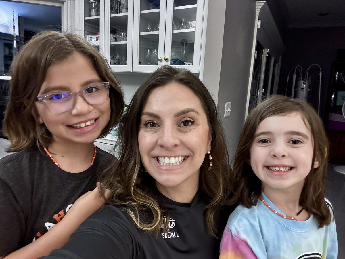 Figure14's tweet image. Girl Squad 🤠🧡🏀 #MillerGirls #GameDayWknd #Stilly #GoPokes