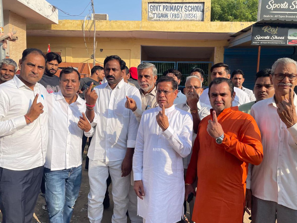 तिगांव से भाजपा प्रत्याशी एवं  निवर्तमान विधायक राजेश  नागर ने अपने गांव तिगांव के प्राइमरी स्कूल में राष्ट्रीय हित में वोट डाला। 
इस मौके पर विधायक राजेश नागर ने क्षेत्र वासियों से अपील की राष्ट्रीय हित के लिए अपने मत का सदुपयोग करते हुए मतदान अवश्य करें। #votingday