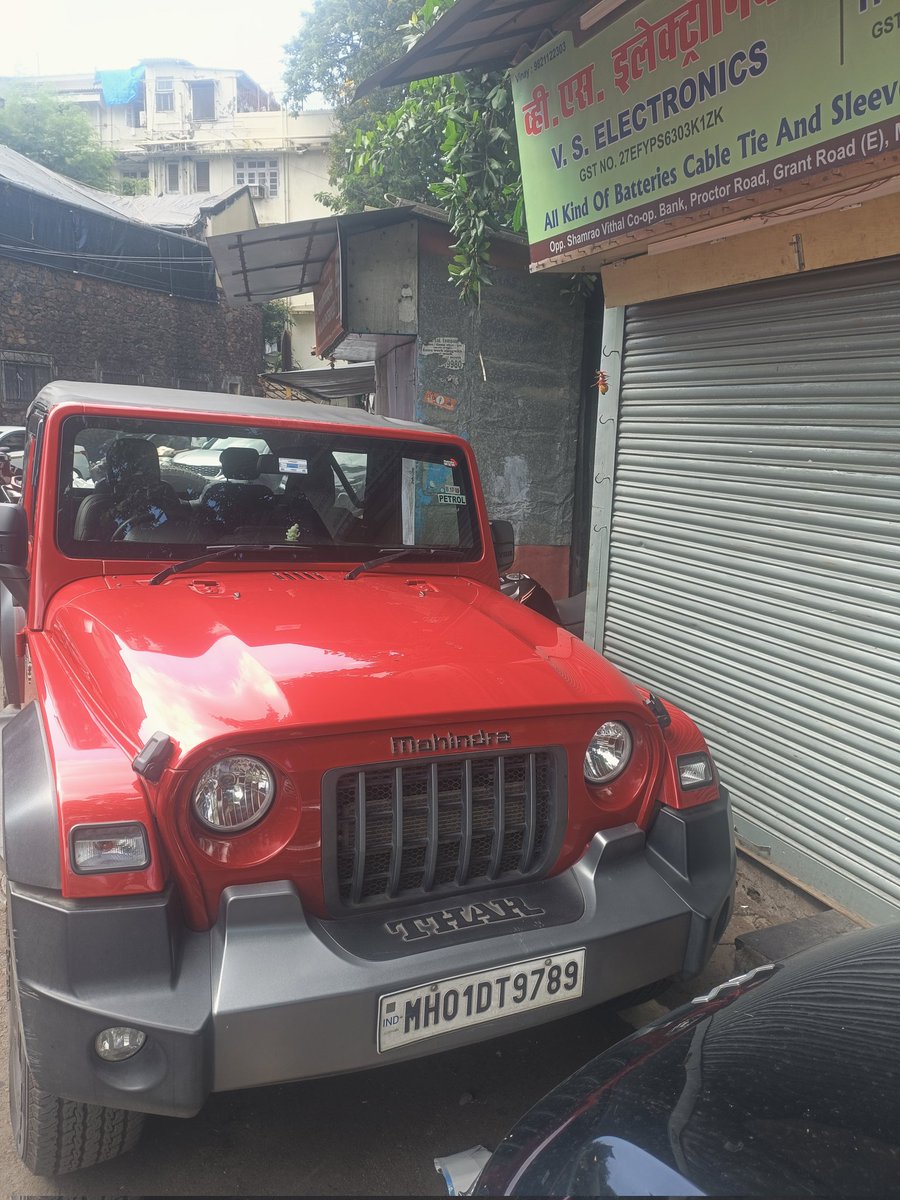 vincyshenoy's tweet photo. Car parked in no parking zone 
Address - Opposite Svc co-operative bank, proctor road, grant road east, Mumbai 400007
@MumbaiPolice @MTPHereToHelp https://t.co/3UsyfNUqPA