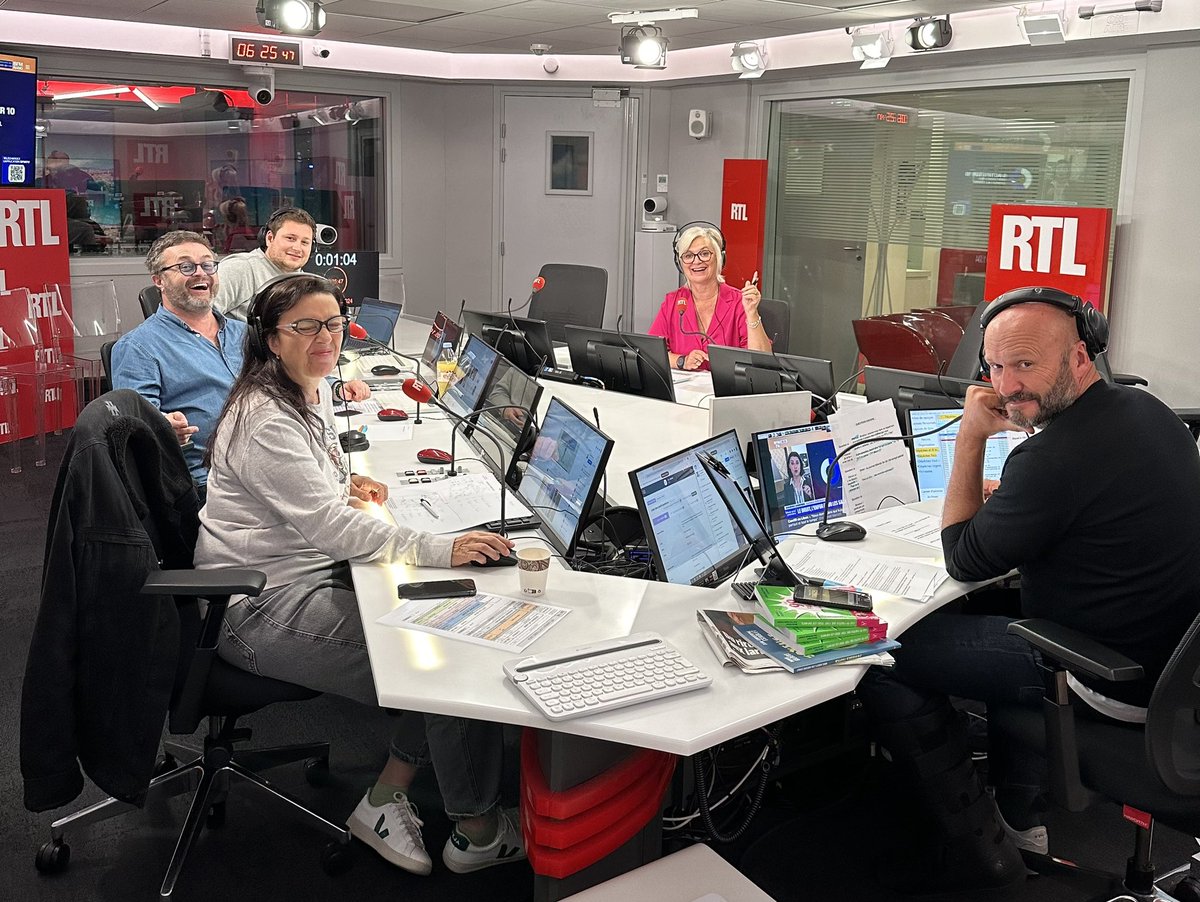 RTL Matin Weekend (@rtlmatinweekend) on Twitter photo Et si on vous offrait une grande leçon de français avec la meilleure des profs.
<a href="/muriel_gilbert/">Muriel Gilbert</a> est dans le studio pour répondre à toutes vos questions et pour piéger Valérie, <a href="/DecarneAnt/">Antoine Decarne</a>, <a href="/JsPetitdemange/">Jean-Sebastien Petitdemange</a> et <a href="/StphCarpentier1/">Stéphane Carpentier</a> avec des dictées !
Il va y avoir du sport! Et si on vous offrait une grande leçon de français avec la meilleure des profs.
<a href="/muriel_gilbert/">Muriel Gilbert</a> est dans le studio pour répondre à toutes vos questions et pour piéger Valérie, <a href="/DecarneAnt/">Antoine Decarne</a>, <a href="/JsPetitdemange/">Jean-Sebastien Petitdemange</a> et <a href="/StphCarpentier1/">Stéphane Carpentier</a> avec des dictées !
Il va y avoir du sport!
