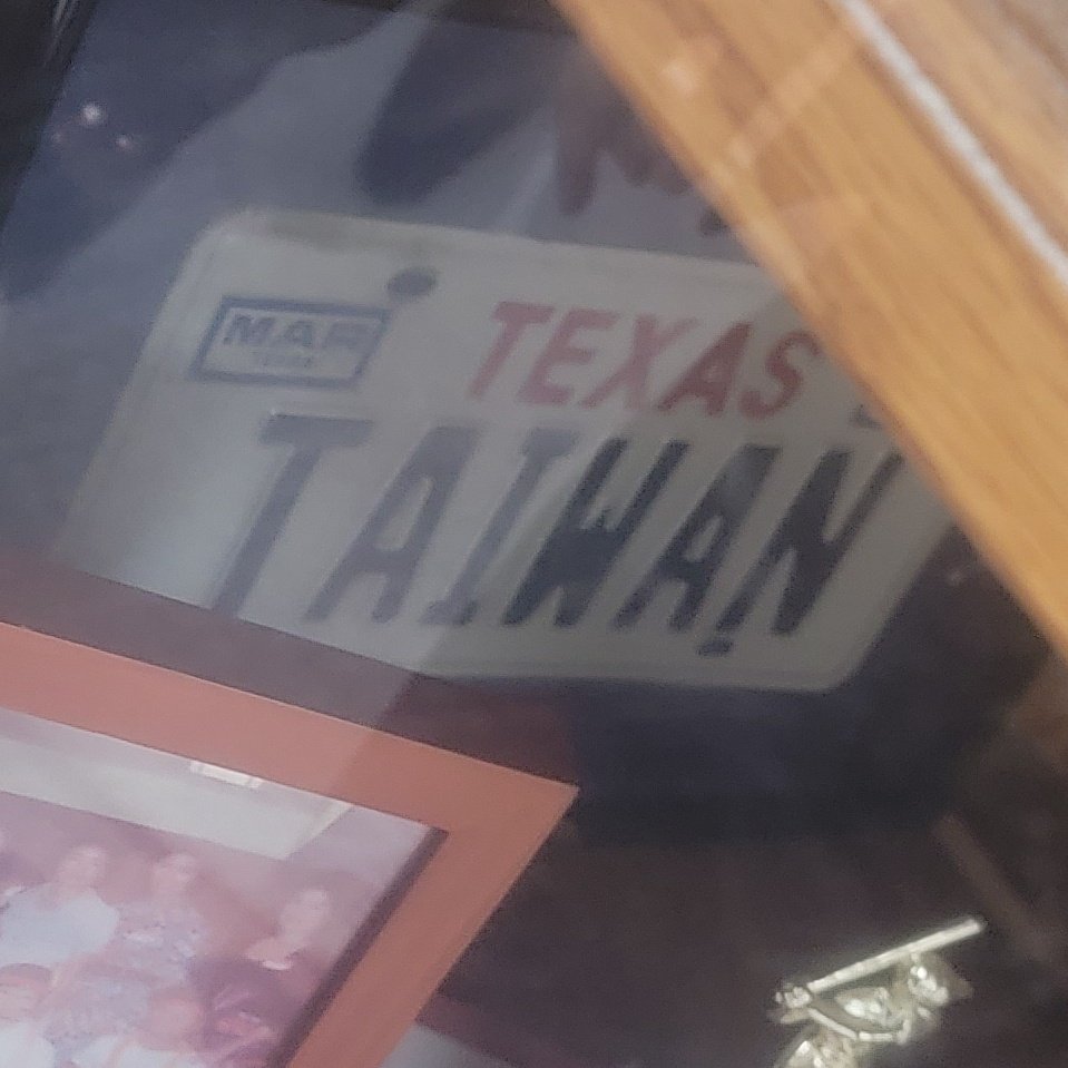 AngryTaiwanman's tweet image. Apparently, Janet Hsieh&apos;s dad ripped around Texas with these plates and then donated them to the Taiwanese Heritage Society of Houston once he was done with them.