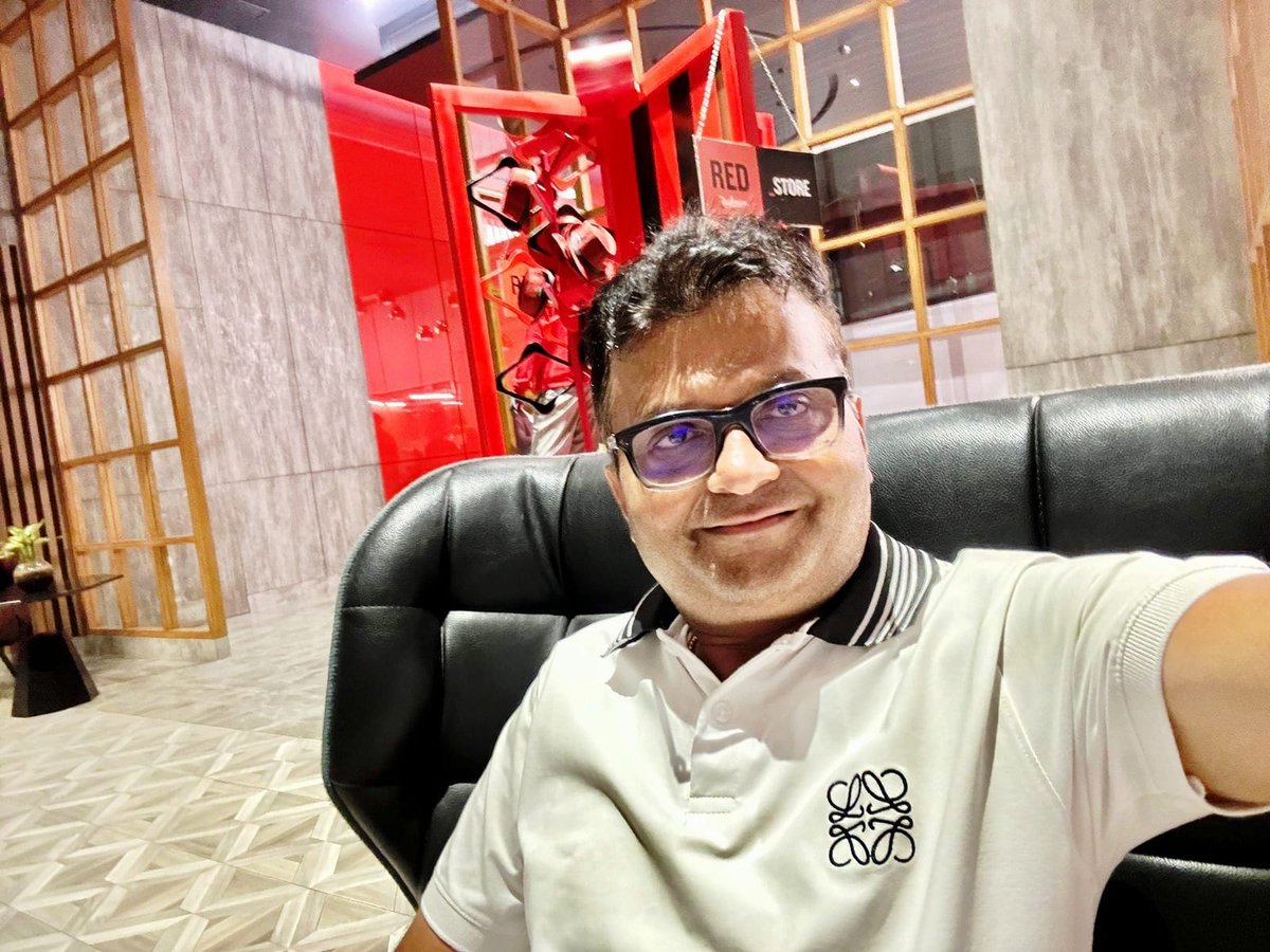 AneelMurarka's tweet photo. Hi Friends! My recent business trip was unforgettable, filled with festive vibes, stylish décor, and warm hospitality. The vintage bike in the lobby added a nostalgic touch! Wishing you all a joyful #Navratri and a wonderful weekend! 🌸✨ #RadissonRed https://t.co/Vje2eVqOX4