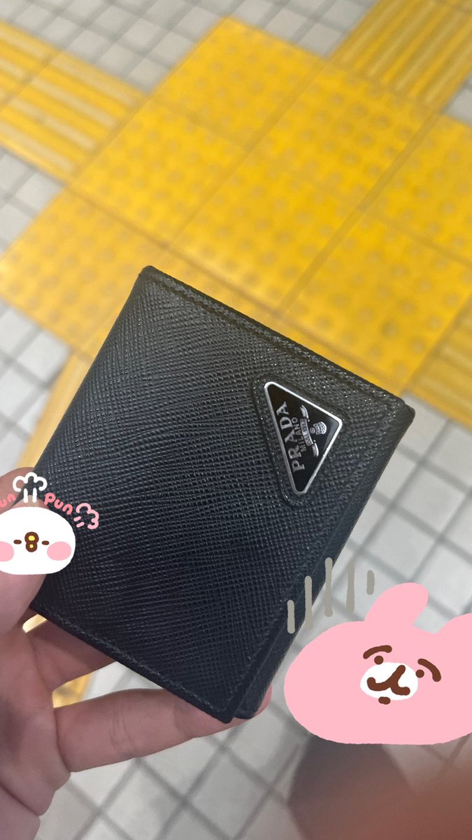 えきにおちてたPRADAの財布届けたから今日はいいことあるかな＾＾