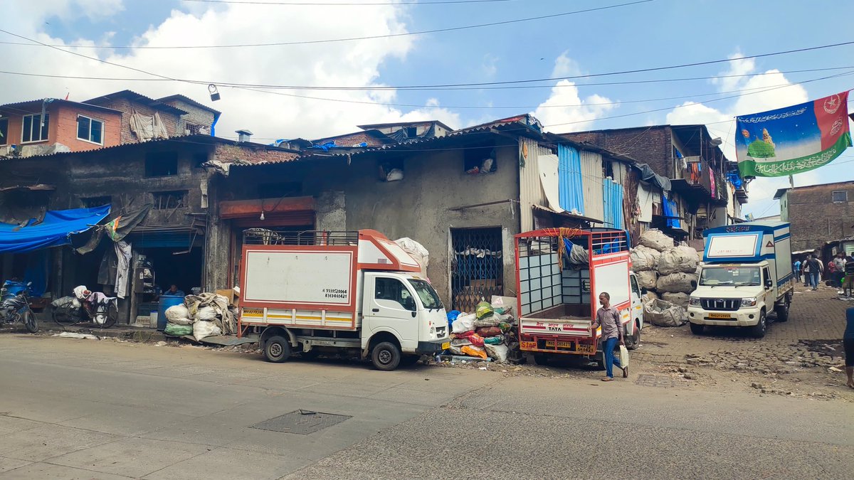 Twee2Guru's tweet photo. Update as on 5th October. Nothing done by authorities @mybmcWardKE @MTPHereToHelp absolutely no accountability. Footpaths and roads encroached, illegal parking everywhere🥲😡
@AndheriLOCA @MCGM_BMC @footpath_india @MumbaiFootpaths @AndFootpath @myFootpath @SwachhBharatGov https://t.co/mo1mXA7Hng