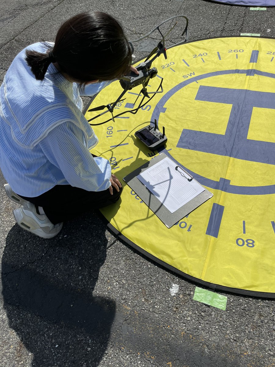 本日はツキノワドローンスクールでドローン2等国家資格の講習日！🎉
草津市から大学生の方が受講し、挑戦されています✨
天気もバッチリで、ドローン講習日和！🌞