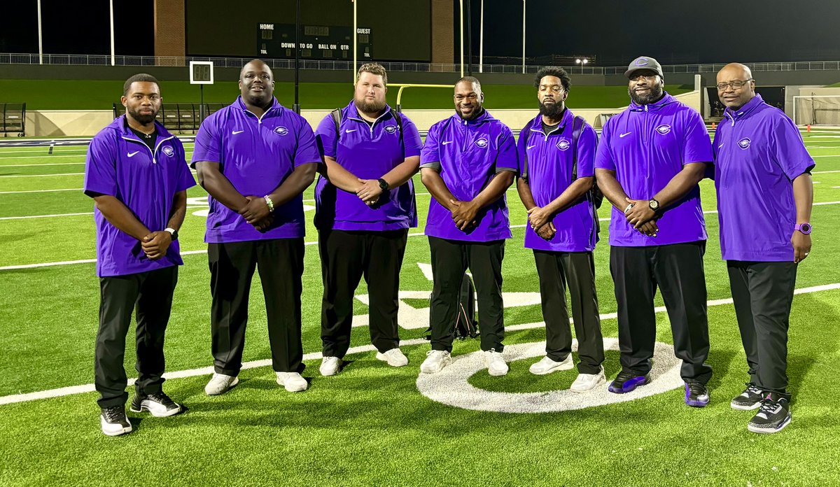 Foncelle74's tweet photo. Congratulations to Coach Lynn’s on his 100th WIN!!! Way to go🦅💜🖤🤍 🏈 @CarlosLynn
#CrowleyTough🦅 #TeamLynn💚 #coacheswife #lifewithcoach #fridaynightwives https://t.co/SmSDdiF9wg